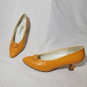 Vintage Liz Claiborne Made In Spain Yellow Leather Pumps Poined‎ Toe Size 10